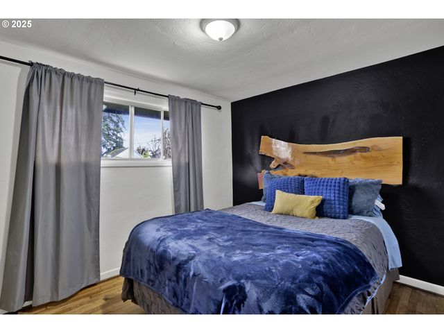 1180 12TH St, Springfield, OR 97477