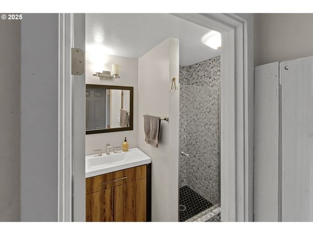 1180 12TH St, Springfield, OR 97477