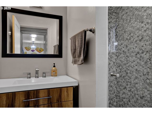 1180 12TH St, Springfield, OR 97477