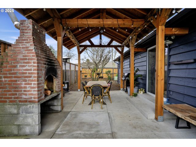 1180 12TH St, Springfield, OR 97477