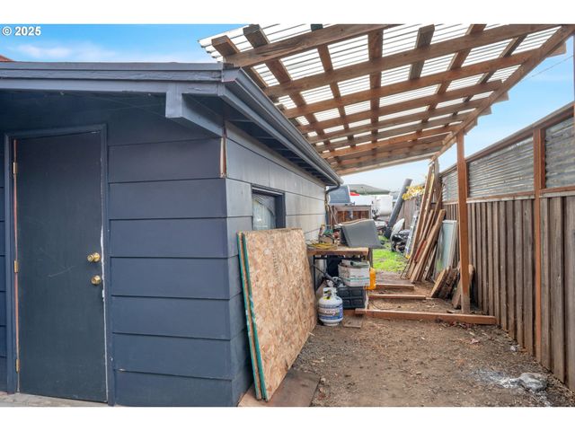 1180 12TH St, Springfield, OR 97477