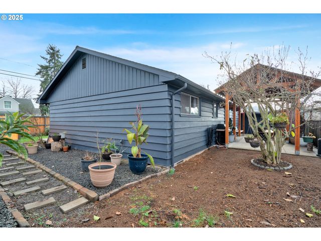 1180 12TH St, Springfield, OR 97477