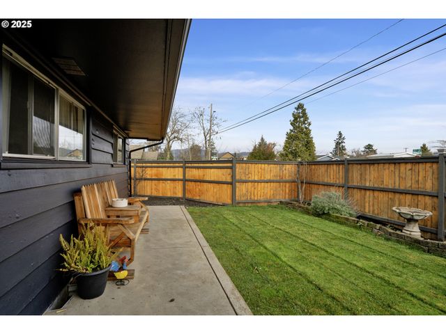 1180 12TH St, Springfield, OR 97477