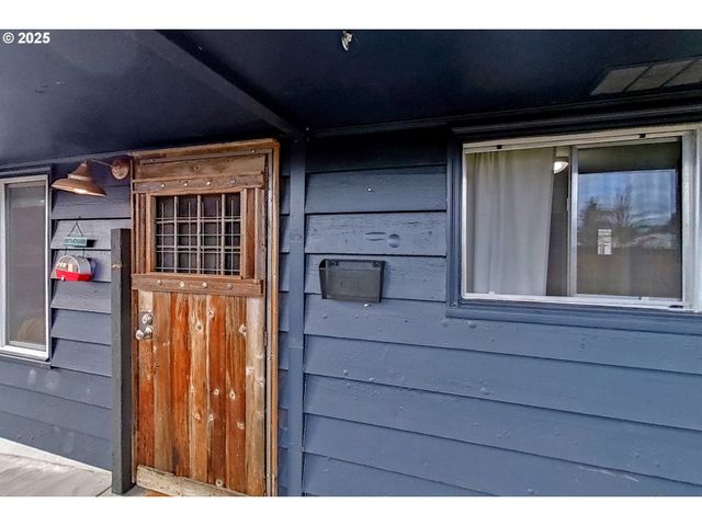 1180 12TH St, Springfield, OR 97477