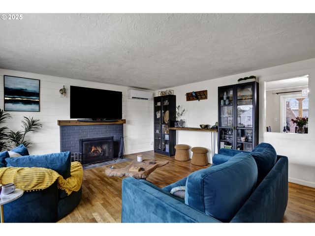 1180 12TH St, Springfield, OR 97477