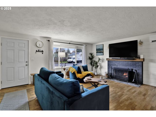 1180 12TH St, Springfield, OR 97477