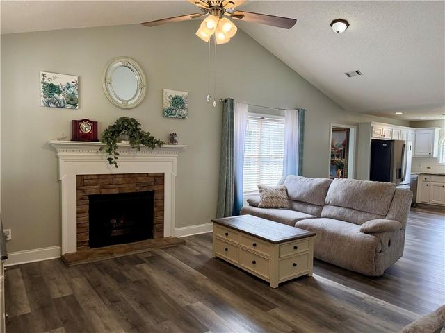 12 Greenhouse Drive SE, Cartersville, GA 30120