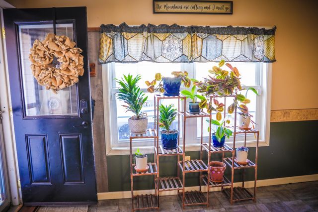 11 TWO WOOD LN, Staunton, VA 24401