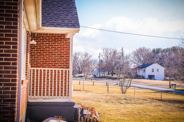 11 TWO WOOD LN, Staunton, VA 24401