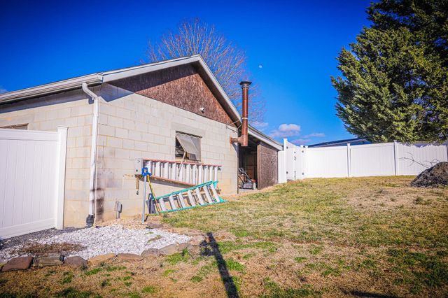 11 TWO WOOD LN, Staunton, VA 24401