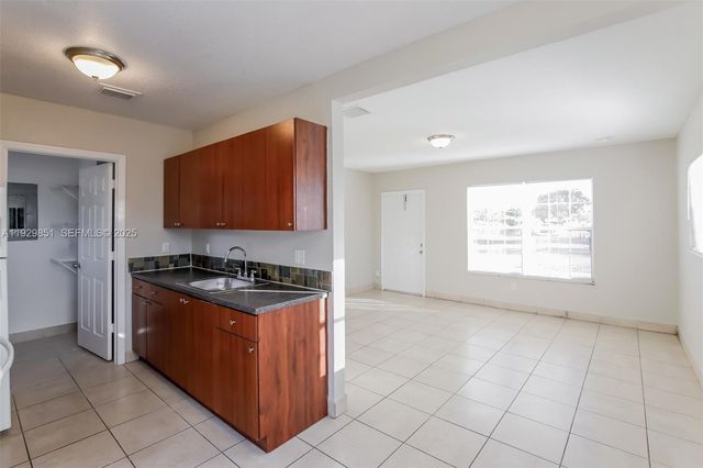 1231 NE 214th St, Miami, FL 33179