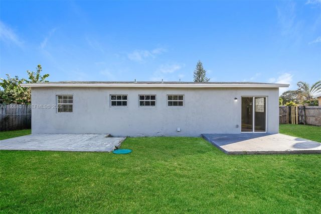 1231 NE 214th St, Miami, FL 33179