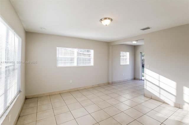 1231 NE 214th St, Miami, FL 33179