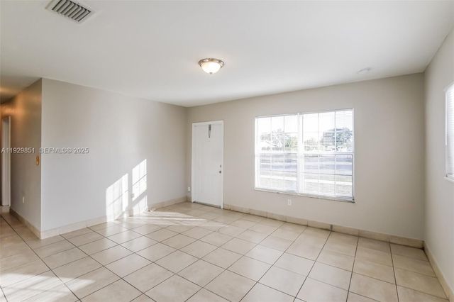 1231 NE 214th St, Miami, FL 33179