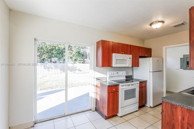 1231 NE 214th St, Miami, FL 33179