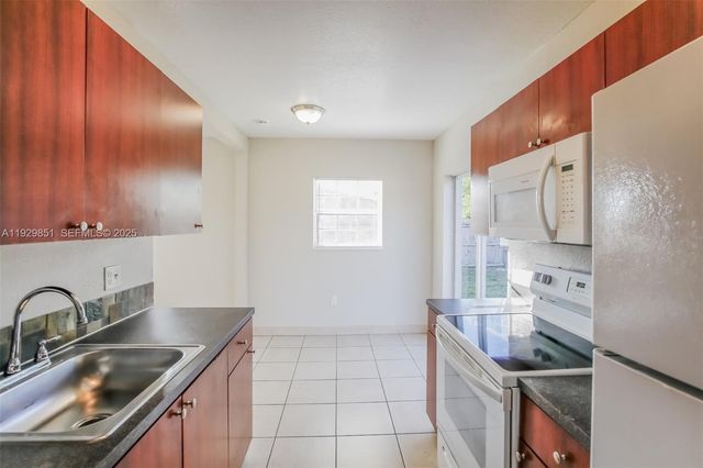 1231 NE 214th St, Miami, FL 33179