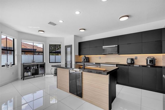 1005 NW 100th Ave, Miami, FL 33172