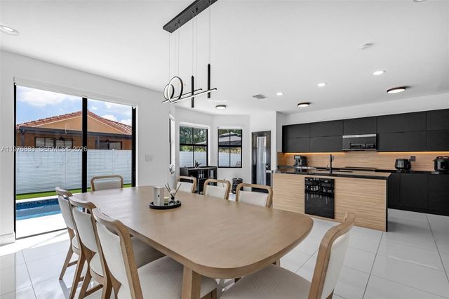 1005 NW 100th Ave, Miami, FL 33172