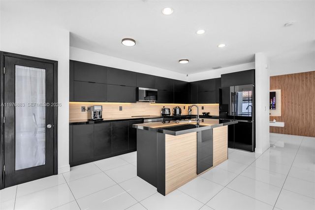 1005 NW 100th Ave, Miami, FL 33172