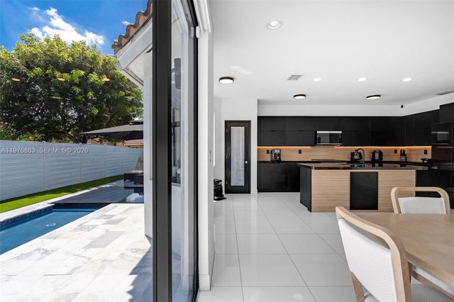 1005 NW 100th Ave, Miami, FL 33172