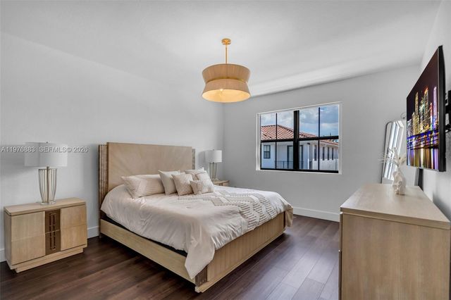 1005 NW 100th Ave, Miami, FL 33172