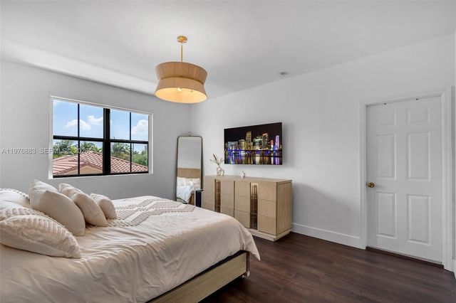 1005 NW 100th Ave, Miami, FL 33172