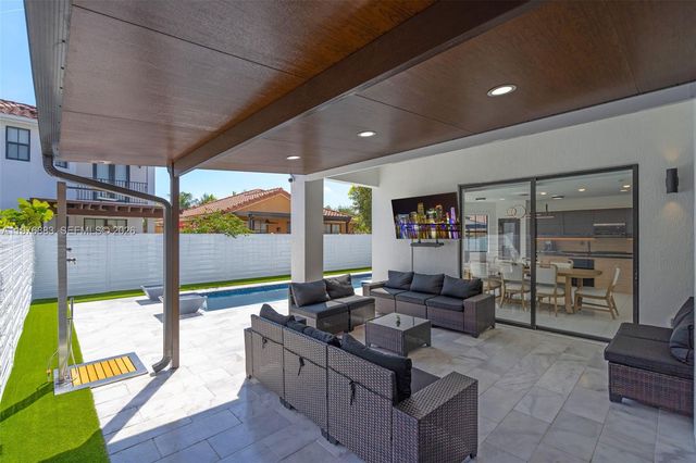 1005 NW 100th Ave, Miami, FL 33172