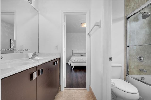 1005 NW 100th Ave, Miami, FL 33172