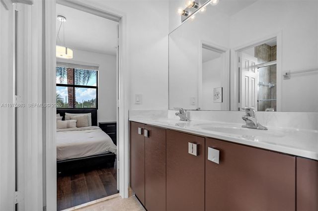 1005 NW 100th Ave, Miami, FL 33172