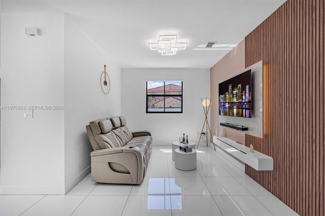 1005 NW 100th Ave, Miami, FL 33172