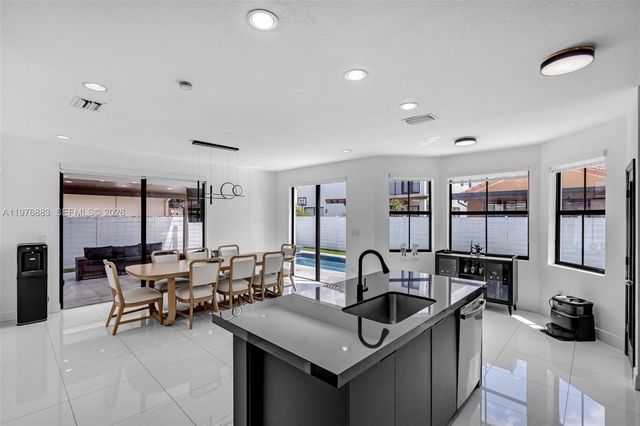 1005 NW 100th Ave, Miami, FL 33172