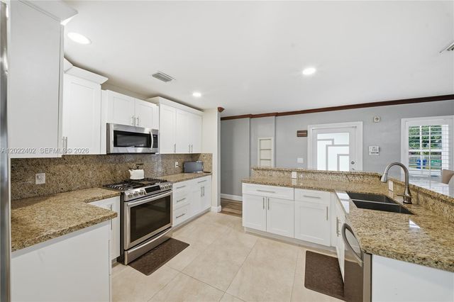 1081 NW 198th St, Miami Gardens, FL 33169