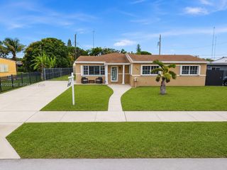 1081 NW 198th St, Miami Gardens, FL 33169