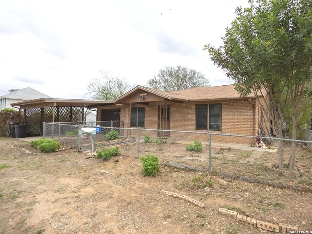 105 S Sayers, Devine, TX 78016