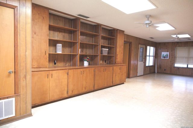 105 S Sayers, Devine, TX 78016