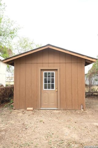 105 S Sayers, Devine, TX 78016