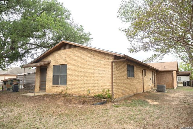 105 S Sayers, Devine, TX 78016