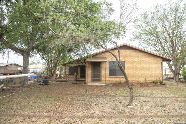 105 S Sayers, Devine, TX 78016