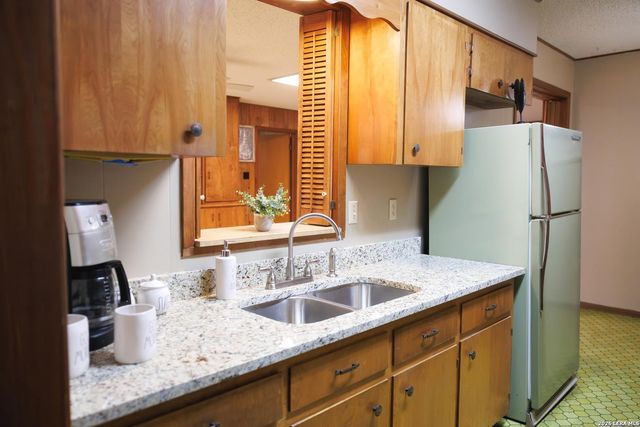 105 S Sayers, Devine, TX 78016