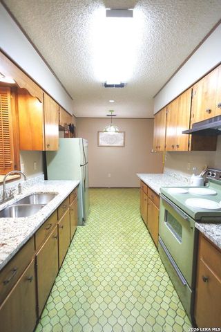 105 S Sayers, Devine, TX 78016