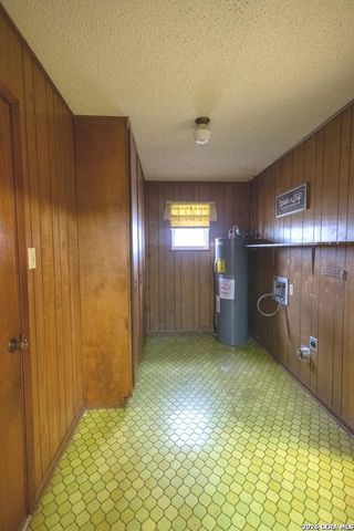 105 S Sayers, Devine, TX 78016