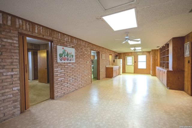 105 S Sayers, Devine, TX 78016
