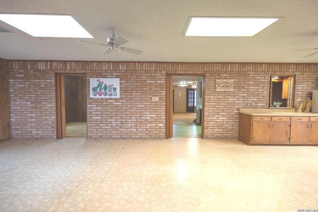 105 S Sayers, Devine, TX 78016