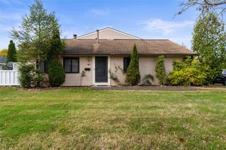 61 Windsorshire Drive, Ogden, NY 14624