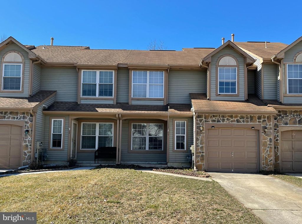 15 LAVISTER DR, Mount Laurel, NJ 08054
