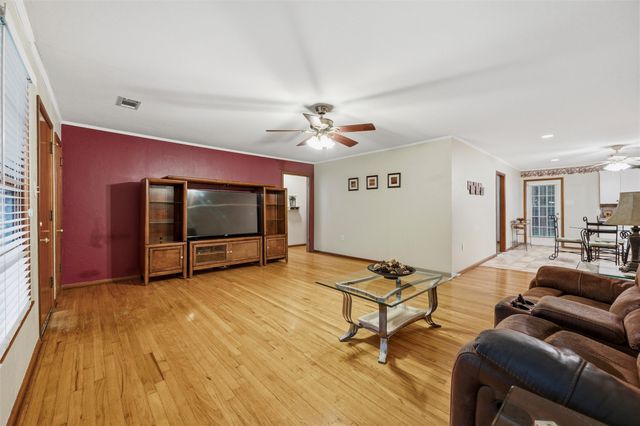 1307 N Gaines Street, Ennis, TX 75119