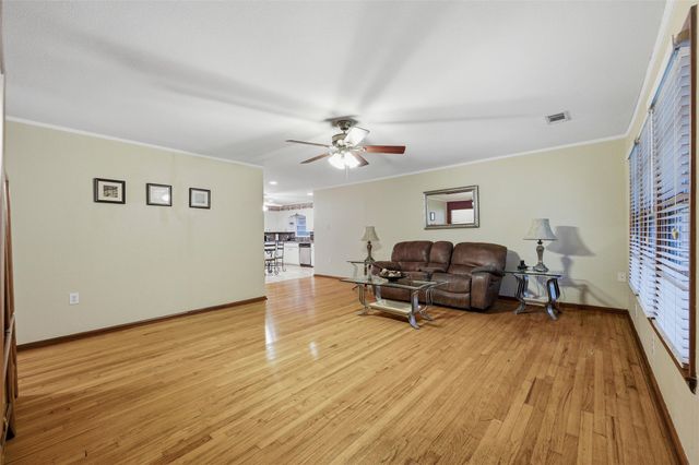 1307 N Gaines Street, Ennis, TX 75119