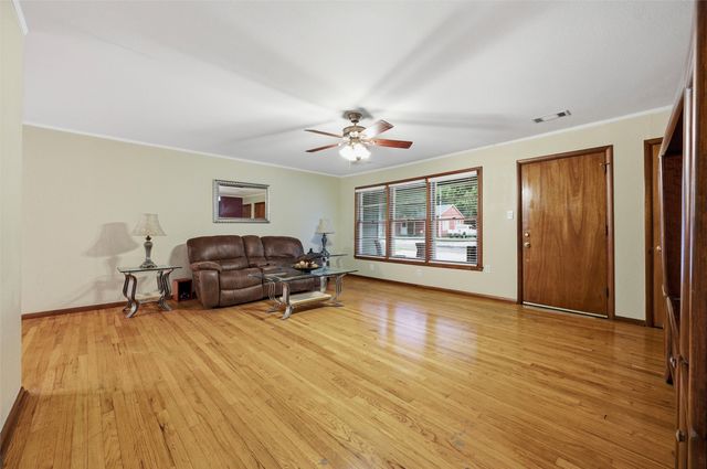 1307 N Gaines Street, Ennis, TX 75119