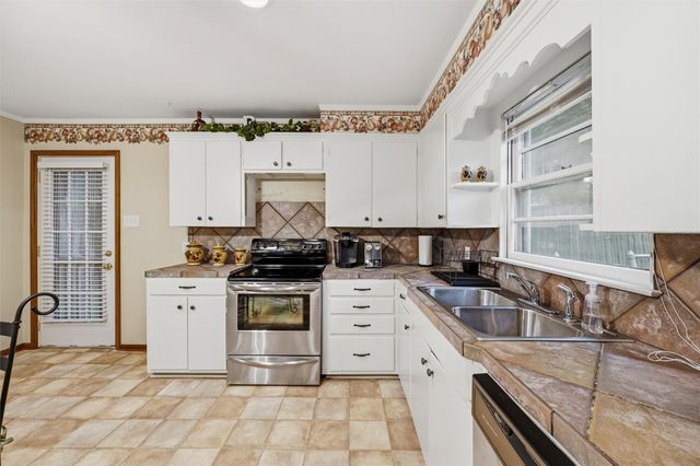 1307 N Gaines Street, Ennis, TX 75119