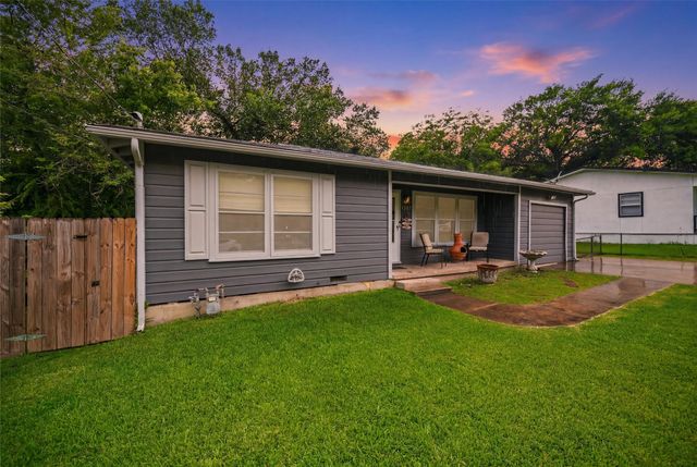 1307 N Gaines Street, Ennis, TX 75119